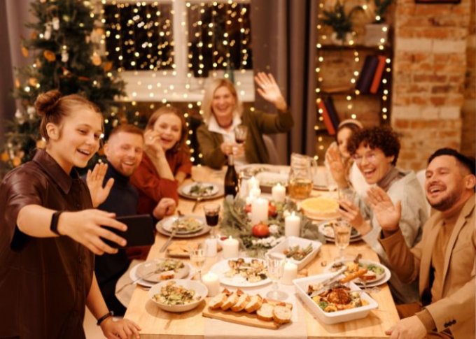 Rodzina przy stole ze świątecznymi daniami